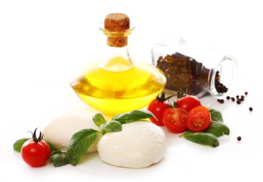 Taze ve lezzetli domates, fesleğen ve mozzarella.