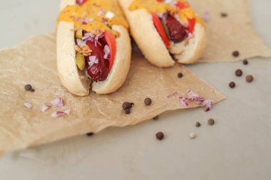 Yiyecekler. Masada nefis bir sosisli.