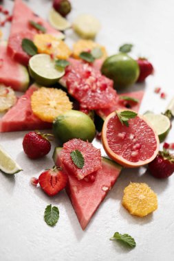 Masada taze meyve var.