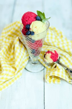 Tatlı. Masada nefis dondurma var.