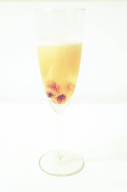 Masada bir kadeh şampanya.