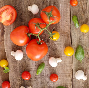 Taze, çiğ sebzeler masada.