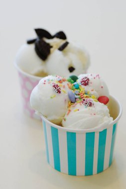 Tatlı. Masada nefis dondurma var.