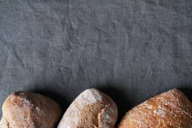 Ekmek somunu masada.