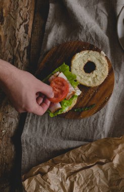 Yemek, yemek. Adam nefis sandviç yapıyor.