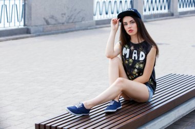 Sokak, açık hava. Şapkalı çekici bir genç.