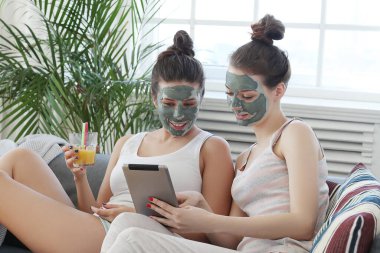 Güzeller güzeli kadınlar kaplıcada dinleniyor.