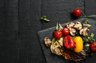 Mutfak. Lezzetli, ızgara sebzeler masada.