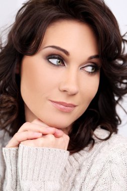 Beyaz arka planda güzel bir kadın.