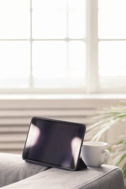 Teknoloji ve internet. Tablet evde.