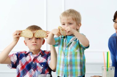 Anne ve iki kardeş aile kahvaltı sırasında