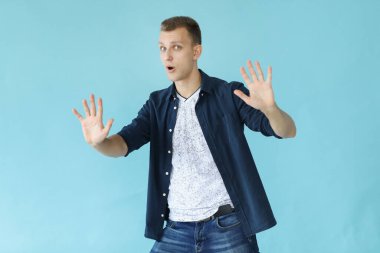 mavi bir arka plan üzerinde yakışıklı adam