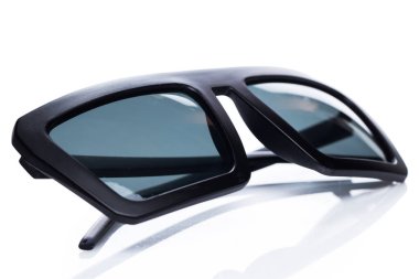 Yaz. Masada şık güneş gözlükleri var.