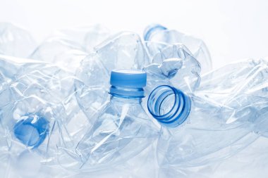 Yararlanma. Boş, ezilmiş su şişesi beyaz arka planda