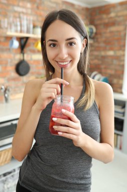 Mutfakta vlogger pişirir.