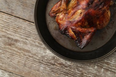 Kızarmış tavuk kızartma tavasında.