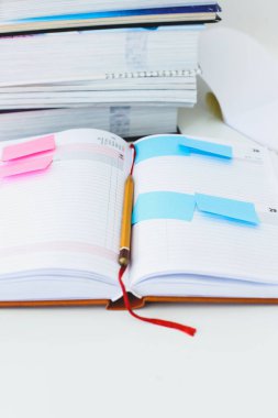 Okul, eğitim. Kitaplar masaya.