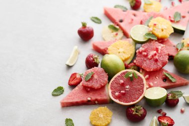 Masada taze meyve var.