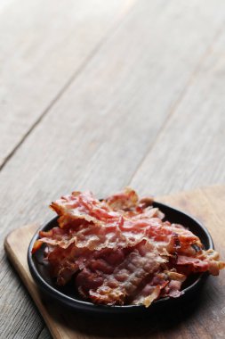 Kızarmış domuz pastırması.