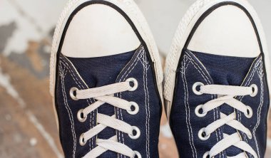 Yerde klasik spor ayakkabılar.