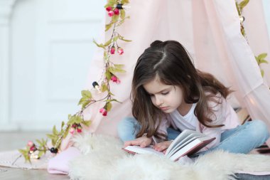 Çocukluk. Evdeki güzel kız.