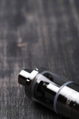 Tahta masada buharlaştırma cihazı var.