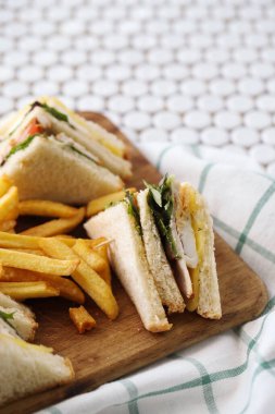 Yiyecekler. Masada nefis bir sandviç.