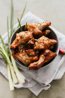 Yemek ve yemek. Kızarmış tavuk bacağı.