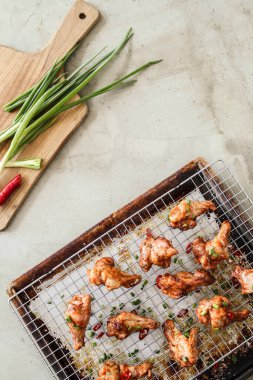 Yemek ve yemek. Kızarmış tavuk bacağı.