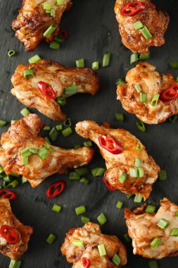 Yemek ve yemek. Kızarmış tavuk bacağı.