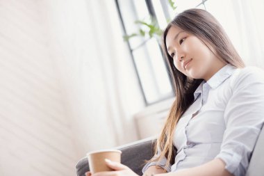 Gündüz vakti evde bir kadın