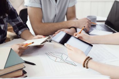 İş meseleleri. Ofisteki insanlar.