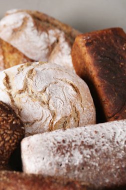 Ekmek somunu masada.