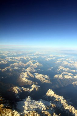 Uçaktan dağlara doğru hava manzarası