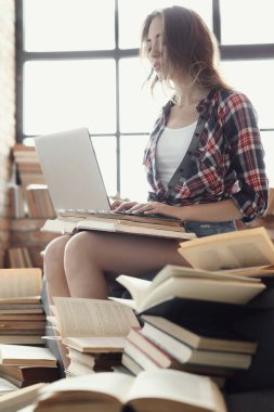 Eğitim ve kitaplar. Kütüphanedeki güzel kadın.