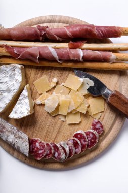 Hazırlık, yemek pişirme. Masada lezzetli yemekler var.