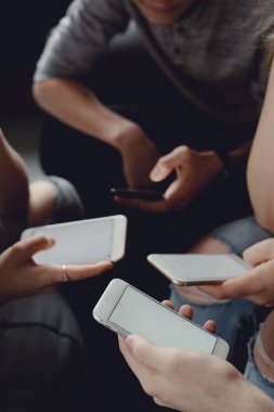 Eğleniyor ve akıllı telefonlar evde kullanma genç grup