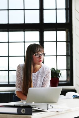 Ofisteki güzel kız.