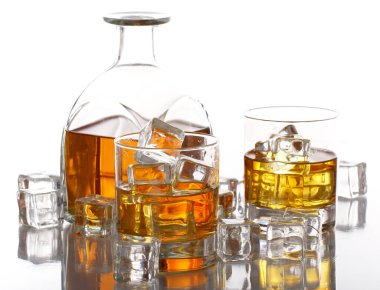 Buzlu soğuk viski bardakları beyazın üzerinde izole.