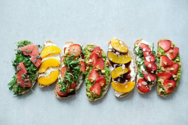 Yiyecekler. Masadaki tatlı sandviç.