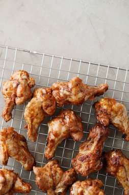 Yemek ve yemek. Kızarmış tavuk bacağı.