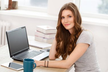 Öğrenci, ofis. Masanın yanında sevimli, güzel bir kadın var.