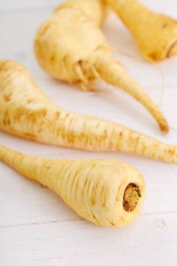 Tahta masadaki yaban havucu.