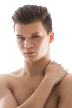 Yakışıklı, ciddi görünüşlü.