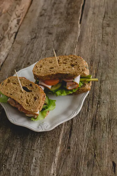 桌上美味的三明治 — 图库照片