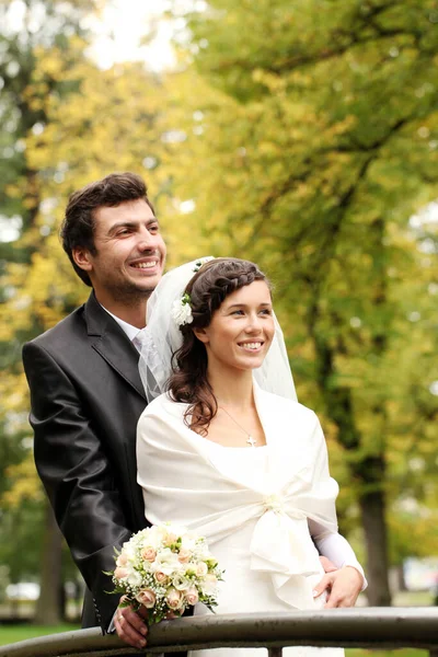 Güzel Mutlu Çift Pozu Evlilik Konsepti — Stok fotoğraf