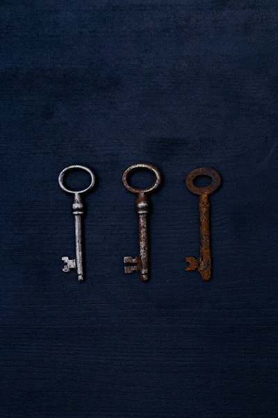 Старые Ржавые Ключи Столе — стоковое фото