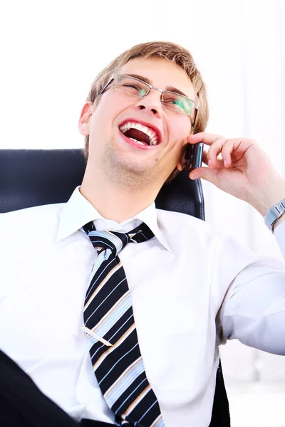 Νεαρό Και Επιτυχημένο Επιχειρηματία Χαμόγελο Χρησιμοποιεί Κινητό Τηλέφωνο Στο Γραφείο — Φωτογραφία Αρχείου