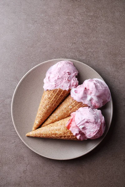 Delicioso Cono Helado Plato —  Fotos de Stock