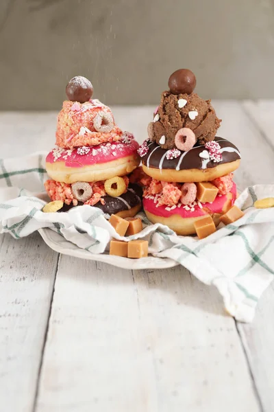 Üstünde dondurma olan tatlı çörek.